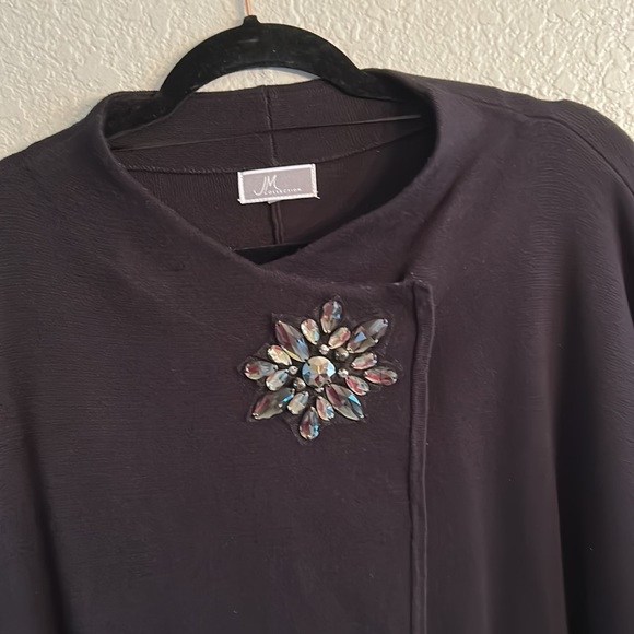 Brand - JM Collection black 3/4 in sleeves with a bell flair with jeweled brooch - Picture 1 of 16